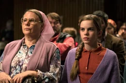 Oma Olga (Hildegard Schroedter, l.) und Ulja Funk (Romy Lou Janinhoff, r.) sind in der Freikirche Lemheim.
