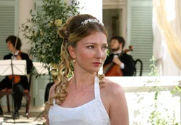 ARD DIE FRAU IM ROTEN KLEID, Deutschland 2006, Regie Thomas Jacob, am Freitag (19.05.06) um 20:15 Uhr und am Dienstag (23.05.06) um 10:30 Uhr im Ersten. Melancholische Braut: Nathalie Kupfer (Katja Studt). &copy; ARD Degeto/Boris Guderjahn - honorarfrei, Verwendung nur im Zusammenhang mit o. g. Sendung bei Nennung Bild: "ARD Degeto/Boris Guderjahn" (S 2), Programmplanung und Presse (069) 1509-334 oder -335