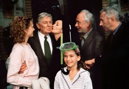 Zum 77. Geburtstag besuchen die Erbschleicher Bert (Robert Giggenbach, re.) und Thekla (Eleonore Weisgerber, 3. v. li.) ihren Vater Arno Adelmann (G&uuml;nter Pfitzmann, 2. v. li.). Mit dabei ist Tochter Bianca (Friederike Wagner, li.), Theklas Ehemann Theodor (Klaus Mikoleit, 2. v. re.) sowie die kleine Caro (Henriette Confurius), die Tochter der ungeliebten Nachbarin.