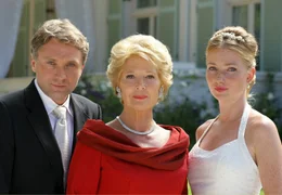 Tr&uuml;gerische Harmonie: Ines Kupfer (Christiane H&ouml;rbiger, Mitte) mit ihrer Tochter Nathalie (Katja Studt) und deren k&uuml;nftigem Ehemann Stephan (Bernhard Schir).