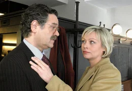 Die aufstrebende Rechtsanw&auml;ltin Judith Kemp (Jennifer Nitsch) gibt ihrem Chef Stefan Walther (Gunter Berger) wieder einmal einen Korb.