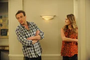 Damit Marshall (Jason Segel, l.) den "Slap of a Million Exploding Suns" meistern kann, muss er sich zuvor von Karina (Stacy Keibler, r.) ohrfeigen lassen ... Damit Marshall (Jason Segel, l.) den "Slap of a Million Exploding Suns" meistern kann, muss er sich zuvor von Karina (Stacy Keibler, r.) ohrfeigen lassen ...