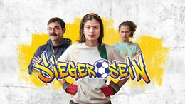 MDR FERNSEHEN SIEGER SEIN, am Sonntag (19.07.26) um 23:35 Uhr. Die elfj&auml;hrige Mona ist mit ihrer kurdischen Familie aus Syrien gefl&uuml;chtet und kommt auf eine Schule im Berliner Wedding. Mona kann kein Wort Deutsch, aber Fu&szlig;ball. Der engagierte Lehrer Herr Chepovsky, kurz Herr Che, erkennt ihr au&szlig;ergew&ouml;hnliches Talent und nimmt sie in das M&auml;dchenteam auf. Mona ist eine K&auml;mpferin, merkt aber bald, nur wenn sie und die anderen M&auml;dchen zusammenspielen, k&ouml;nnen sie auch Sieger sein. Key visual
