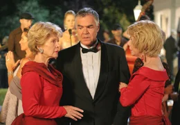 ARD DIE FRAU IM ROTEN KLEID, Deutschland 2006, Regie Thomas Jacob, am Freitag (19.05.06) um 20:15 Uhr und am Dienstag (23.05.06) um 10:30 Uhr im Ersten. Zwischen zwei Frauen: Dr. Thomas Regener (Michael Greiling) mit seiner Patientin Ines Kupfer (Christiane Hsrbiger, li.) und seiner Gattin Nora Regener (Verena Peter). &copy; ARD Degeto/Boris Guderjahn - honorarfrei, Verwendung nur im Zusammenhang mit o. g. Sendung bei Nennung Bild: "ARD Degeto/Boris Guderjahn" (S 2), Programmplanung und Presse (069) 1509-334 oder -335