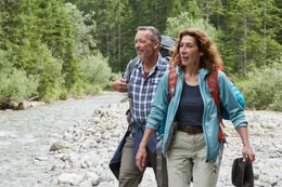 Gregor (Michael Roll) und Gitti (Adele Neuhauser) entdecken eine Badestelle zur Abk&uuml;hlung.
