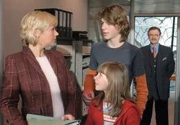 Julia (Roxanne Borski, 2.v.li.) und ihr Bruder Marco (Marc Metzger, 3.v.li.) m&uuml;ssen ihrer Mutter (Jennifer Nitsch) erkl&auml;ren, dass ihr Chef Stefan Walther (Gunter Berger) es diesmal gut mit ihr meint.