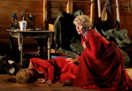 ARD DIE FRAU IM ROTEN KLEID, Deutschland 2006, Regie Thomas Jacob, am Freitag (19.05.06) um 20:15 Uhr und am Dienstag (23.05.06) um 10:30 Uhr im Ersten. Ines Kupfer (Christiane Hsrbiger, re.) findet die Leiche der eifersYchtigen Nora Regener (Verena Peter). &copy; ARD Degeto/Boris Guderjahn - honorarfrei, Verwendung nur im Zusammenhang mit o. g. Sendung bei Nennung Bild: "ARD Degeto/Boris Guderjahn" (S 2), Programmplanung und Presse (069) 1509-334 oder -335