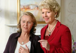Voller Elan bereiten Ines Kupfer (Christiane H&ouml;rbiger, re.) und ihre Haush&auml;lterin Marita (Petra Kelling) die Hochzeit vor.