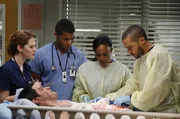 April (Sarah Drew, l.), Shane (Gaius Charles, 2.v.l.), Stephanie (Jerrika Hinton, 2.v.r.) und Jackson (Jesse Williams, r.) k&uuml;mmern sich um Stuart Loeb (Richard Kahan, vorne), der bei einem Verkehrsunfall am Arm schwer verletzt wurde ...