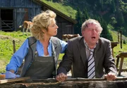 Gegen die Heuallergie von Bernhard Maiwald (G&uuml;nther Maria Halmer) kennt Ariane Ostler (Michaela May) ein wirksames Mittel.