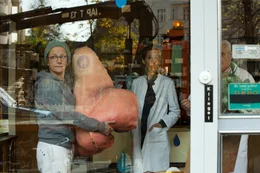 Beim Auszug ihrer Tochter wird Schaufensterdekorateurin Tanja (Claudia Michelsen, l.) bewusst, dass das Leben an ihr vorbeigerannt ist. Sie will aufholen, um jeden Preis...!