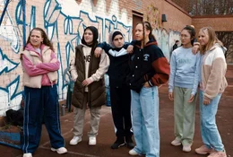 Das Fussballteam auf dem Schulhof (Sherine Merai, Samira Hamieh, Fatima Hamieh, Tamira Bwibo, Yumin Hannah Cho, Heidi Tebroke, v.l.n.r.)