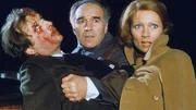 Paul (Claude Pi&eacute;plu, li.), Pierre (Michel Piccoli, Mi.) und Lucienne (St&eacute;phane Audran, re.) nach dem vermeintlichen Unfall ...