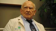 Callies Chef Dr. Hardy (Ed Asner) lobt Callies Arbeit und bekr&auml;ftigt sie darin, ihr Medizinstudium fortzusetzen.
