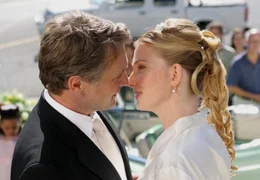 ARD DIE FRAU IM ROTEN KLEID, Deutschland 2006, Regie Thomas Jacob, am Freitag (19.05.06) um 20:15 Uhr und am Dienstag (23.05.06) um 10:30 Uhr im Ersten. Ein bittersY&sect;er Hochzeitskuss: Nathalie (Katja Studt) wei&sect; um Stephans (Bernhard Schir) "Fehltritt". &copy; ARD Degeto/Boris Guderjahn - honorarfrei, Verwendung nur im Zusammenhang mit o. g. Sendung bei Nennung Bild: "ARD Degeto/Boris Guderjahn" (S 2), Programmplanung und Presse (069) 1509-334 oder -335