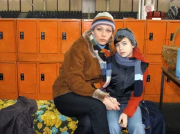 Julia (Roxanne Borski) versucht ihrer Mutter Judith (Jennifer Nitsch, li.) zu erkl&auml;ren, weshalb Helena mit ihren Kindern fluchtartig die Eissporthalle verl&auml;sst.