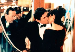 Smilla Jaspersen (Julia Ormond) und ihr geheimnisvoller Nachbar (Gabriel Byrne) haben sich verliebt und tricksen gemeinsam den Polizisten Ravn (Bob Peck, li.) aus.