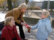 Die Anw&auml;ltin Judith Kemp (Jennifer Nitsch, Mitte) hat zusammen mit Helena Traber (Gesine Cukrowski, li.) endlich deren kleine Tochter Eva (Soraya-Antoinette Richter) gefunden, die ihrer Mutter davongelaufen ist.