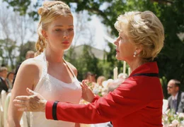 ARD DIE FRAU IM ROTEN KLEID, Deutschland 2006, Regie Thomas Jacob, am Freitag (19.05.06) um 20:15 Uhr und am Dienstag (23.05.06) um 10:30 Uhr im Ersten. Vergeblich versucht Ines Kupfer (Christiane Hsrbiger, re.) ihre Tochter Nathalie (Katja Studt) Yber den verunglYckten Hochzeitstag hinwegzutrssten. &copy; ARD Degeto/Boris Guderjahn - honorarfrei, Verwendung nur im Zusammenhang mit o. g. Sendung bei Nennung Bild: "ARD Degeto/Boris Guderjahn" (S 2), Programmplanung und Presse (069) 1509-334 oder -335