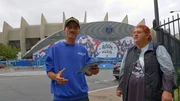 Dieter und Carmen vor dem Stadion von Paris Saint-Germain; Dieter und Carmen vor dem Stadion von Paris Saint-Germain