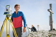 Lukas Raffl arbeitet an einem Fr&uuml;hwarnsystem auf dem Hochvogel mit.