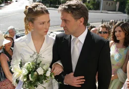 ARD DIE FRAU IM ROTEN KLEID, Deutschland 2006, Regie Thomas Jacob, am Freitag (19.05.06) um 20:15 Uhr und am Dienstag (23.05.06) um 10:30 Uhr im Ersten. Ein glYckliches Paar? Schweren Herzens tritt Nathalie (Katja Studt) mit Stephan (Bernhard Schir) vor den Traualtar. &copy; ARD Degeto/Boris Guderjahn - honorarfrei, Verwendung nur im Zusammenhang mit o. g. Sendung bei Nennung Bild: "ARD Degeto/Boris Guderjahn" (S 2), Programmplanung und Presse (069) 1509-334 oder -335