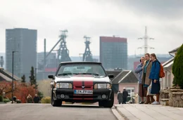 MDR FERNSEHEN MISSION ULJA FUNK, am Dienstag (26.08.25) um 02:30 Uhr. Henk f&auml;hrt mit dem Auto vor Familie Funk vor. Ulja Funk (Romy Lou Janinhoff), Henk (Jonas Oe&szlig;el), Oma Olga (Hildegard Schroedter), Irina Funk (Anja Schneider)