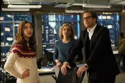 Cable (Annabelle Attanasio, l.) pr&auml;sentiert Marissa (Geneva Carr, M.) und Bull (Michael Weatherly, r.) ihre Rechercheergebnisse - sie ist f&uuml;ndig geworden. K&ouml;nnen sie so die Schuld von Withrow schwarz auf wei&szlig; belegen?