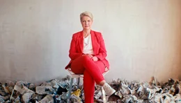 Sie sind Politikerinnen, Ostdeutsche, M&uuml;tter. Anke Domscheit-Berg, Yvonne Magwas, Frauke Petry und Manuela Schwesig geh&ouml;ren unterschiedlichen politischen Lagern an, ihr Alltag steht vor denselben Herausforderungen: Ausgleich zwischen Beruf und Familie, Machtk&auml;mpfe und Erfolge, Ohnmacht und Ersch&ouml;pfung. Der Film begleitete die Politikerinnen drei Jahre  &ndash; im Parteib&uuml;ro, beim Wahlkampf und zuhause. - Manuela Schwesig.
