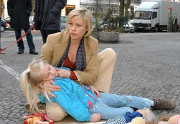 Kinderanw&auml;ltin Judith Kemp (Jennifer Nitsch) findet auf der Stra&szlig;e die unbeaufsichtigte kleine Eva Traber (Soraya-Antoinette Richter), die vor Ersch&ouml;pfung ohnm&auml;chtig geworden ist.
