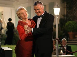 Noch haben Ines Kupfer (Christiane H&ouml;rbiger) und ihr Arzt Thomas Regener (Michael Greiling) gut lachen... Weiteres Bildmaterial finden Sie unter www.br-foto.de.; BR Fernsehen DIE FRAU IM ROTEN KLEID, am Samstag (12.10.24) um 10:30 Uhr. Noch haben Ines Kupfer (Christiane H&ouml;rbiger) und ihr Arzt Thomas Regener (Michael Greiling) gut lachen... Weiteres Bildmaterial finden Sie unter www.br-foto.de. &copy; BR/ARD Degeto/Boris Guderjahn, honorarfrei - Verwendung gem&auml;&szlig; der AGB im engen inhaltlichen, redaktionellen Zusammenhang mit genannter BR-Sendung und bei Nennung "Bild: BR/ARD Degeto/Boris Guderjahn" (S2). BR/Bildmanagement, Tel: 089/5900-33133, Fax: -10585, Bildmanagement@br.de, www.br-foto.de