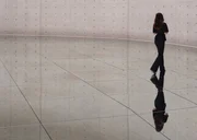 Oskar Rink in einer Installation der koreanischen K&uuml;nstlerin Kim Soo-ja in der Pariser Bourse de Commerce.