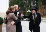 Julius (Michele Oliveri, r.) bittet Gitti (Kathleen Fiedler, l.) und Michael (Erich Altenkopf, M.), Rosalie wieder bei sich aufzunehmen. Julius (Michele Oliveri, r.) bittet Gitti (Kathleen Fiedler, l.) und Michael (Erich Altenkopf, M.), Rosalie wieder bei sich aufzunehmen.
