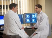 Dr. Philipp Brentano (Thomas Koch, links) und Dr. Niklas Ahrend (Roy Peter Link) bereiten sich auf die Herzklappenoperation der schwangeren Nina Kr&auml;mer vor. Das Risiko, Embryo und Mutter zu verlieren, ist hoch, da das Herz w&auml;hrend der Operation zum Stillstand gebracht werden muss.