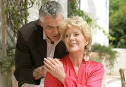 hr-fernsehen DIE FRAU IM ROTEN KLEID, Spielfilm, Deutschland 2006, Regie: Thomas Jacob, am Samstag (05.05.12) um 12:45 Uhr. Nur gute Freunde? Ines Kupfer (Christiane H&ouml;rbiger) mit ihrem Arzt Thomas Regener (Michael Greiling).