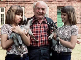 Wedderkopp-Vater (Henry Vahl) mit den Zwillingen Billy (Birgit Westhausen, links) und Bobby (Bettina Westhausen).