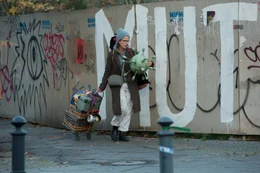 Schaufensterdekorateurin Tanja (Claudia Michelsen) kommt es so vor, als ob das Leben an ihr vorbeirennt.