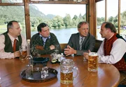 Georg Ametsrieder (Alexander Held, re.) m&ouml;chte Bernhard Maiwald (G&uuml;nther Maria Halmer) f&uuml;r seine Zwecke gewinnen, was dem &ouml;rtlichen Finanzbeamten Josef Huber (Markus H. Eberhard, li.) und seinem Kollegen M&auml;chtlinger (Maximilian Kr&uuml;ckl, 2.v.li.) nur recht sein kann.