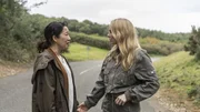 Eve (Sandra Oh, l.); Villanelle (Jodie Comer, r.)