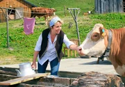 W&auml;hrend sie mit den Dorfbewohnern nur wenig Kontakt hat, sind die K&uuml;he von Ariane Ostler (Michaela May) ihre besten Freunde.