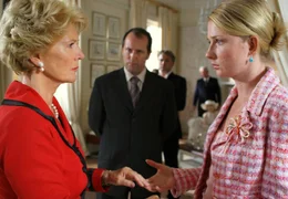 ARD DIE FRAU IM ROTEN KLEID, Deutschland 2006, Regie Thomas Jacob, am Freitag (19.05.06) um 20:15 Uhr und am Dienstag (23.05.06) um 10:30 Uhr im Ersten. Ines Kupfer (Christiane Hsrbiger, li.) liefert sich Kommissar Moor (Wayne Harrison) aus, um ihre Tochter Nathalie (Katja Studt) zu schYtzen. &copy; ARD Degeto/Boris Guderjahn - honorarfrei, Verwendung nur im Zusammenhang mit o. g. Sendung bei Nennung Bild: "ARD Degeto/Boris Guderjahn" (S 2), Programmplanung und Presse (069) 1509-334 oder -335