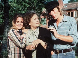 Dalli (Heidi Br&uuml;hl, links), die Eigent&uuml;merin des Immenhofs, mit ihrem zuk&uuml;nftigen Mann, dem P&auml;chter Alexander (Horst Janson), und Oma Arkens (Olga Tschechowa, Mitte).