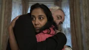 Konstantin (Kim Bodnia, l.); Pam (Anjana Vasan, r.)