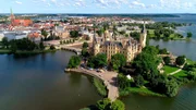 Das Schweriner Schloss auf einer Insel im Schweriner See - eine Sch&ouml;pfung des romantischen Historismus. Seine Urspr&uuml;nge reichen bis in die slawische Zeit.