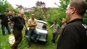 Auch der alte Trabbi, der in Ralfs Garten steht, soll an den Mann gebracht werden. Was kann Tr&ouml;delprofi Mauro (Mitte) f&uuml;r Ralf rausholen?