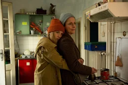 Beim Auszug ihrer Tochter Lisa (Lena Klenke, l.) wird Schaufensterdekorateurin Tanja (Claudia Michelsen, r.) bewusst, dass das Leben an ihr vorbeigerannt ist. Sie will aufholen, um jeden Preis...! Beide Frauen verstolpern sich irgendwie.