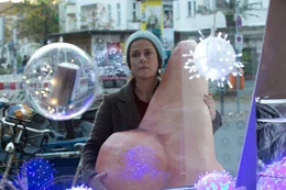 Beim Auszug ihrer Tochter wird Schaufensterdekorateurin Tanja (Claudia Michelsen) bewusst, dass das Leben an ihr vorbeigerannt ist. Sie will aufholen, um jeden Preis...!