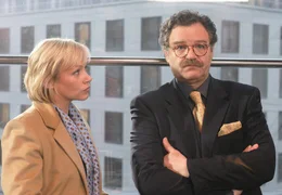 Rechtsanw&auml;ltin Judith Kemp (Jennifer Nitsch) bittet ihren Chef Stefan Walther (Gunter Berger) um Hilfe.