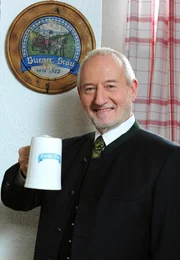 Alfons Sonnbichler (Sepp Schauer) möchte beim Fotoshooting realistisch wirken und nimmt den ein oder anderen Zug aus dem Bierkrug. Alfons Sonnbichler (Sepp Schauer) möchte beim Fotoshooting realistisch wirken und nimmt den ein oder anderen Zug aus dem Bierkrug.