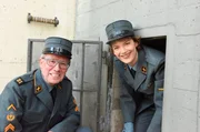 Lena Ganschow und Festungsf&uuml;hrer Urs Hermann in zeitgen&ouml;ssischen Schweizer Armeeuniformen aus dem Zweiten Weltkrieg, als die Festung Heldsberg die Aggressoren aus Nazi-Deutschland am Bodenseeufer aufhalten helfen sollte.